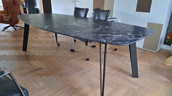 Image 1 of Mesa de comedor de cerámica con diseño único