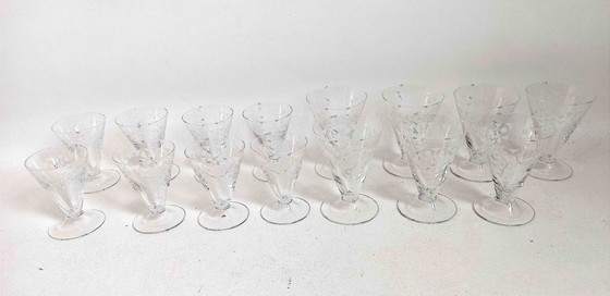 Image 1 of Set van 7 waterglazen + 8 wijnglazen uit de jaren 50