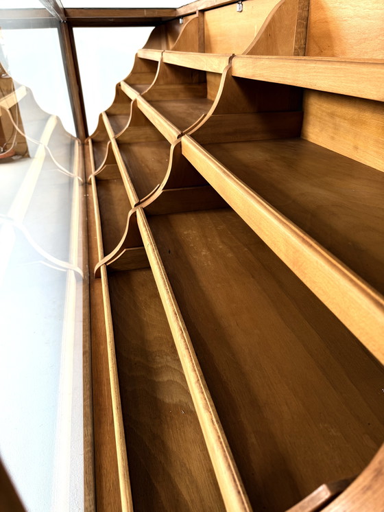 Image 1 of Vitrine/comptoir de magasin d'antiquités années 30