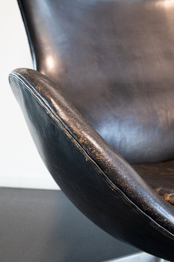 Image 1 of Arne Jacobsen – Poltrona Egg con pouf – modello 3316 – Fritz Hansen