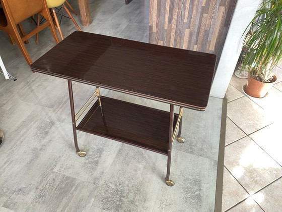 Image 1 of Meuble de télé à roulettes 2 plateaux formica marron 1960