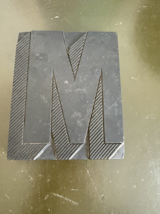 Antiker Briefbeschwerer-Stempel M Memphis Loft Typografisches Design