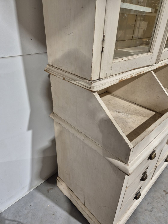 Image 1 of Vecchia credenza rurale in pino con vetri tagliati