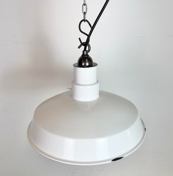 Image 1 of Industriële witte geëmailleerde fabriekshanglamp, jaren 60
