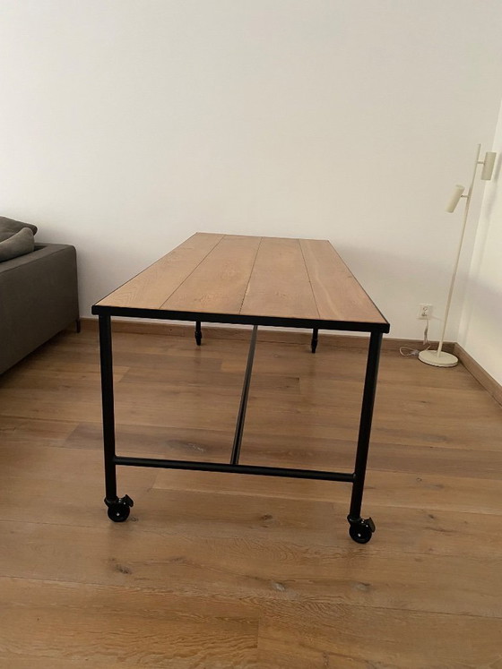 Image 1 of Mesa negra mate con ruedas (Ikea) y tablero de roble.