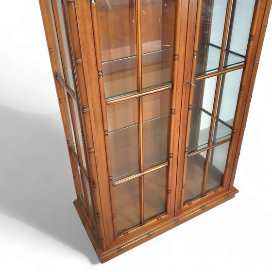 Faux bamboe kast van Jonathan Adler / glazen planken / jaren 80 – Buffetkasten, Glass (photo 2 of 9)