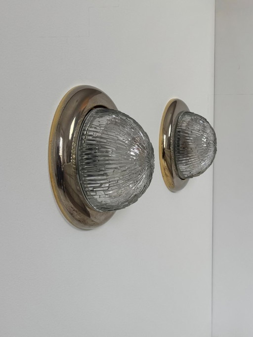 Par de apliques de pared vintage, latón y vidrio convexo prensado moldeado, Francia, 1960