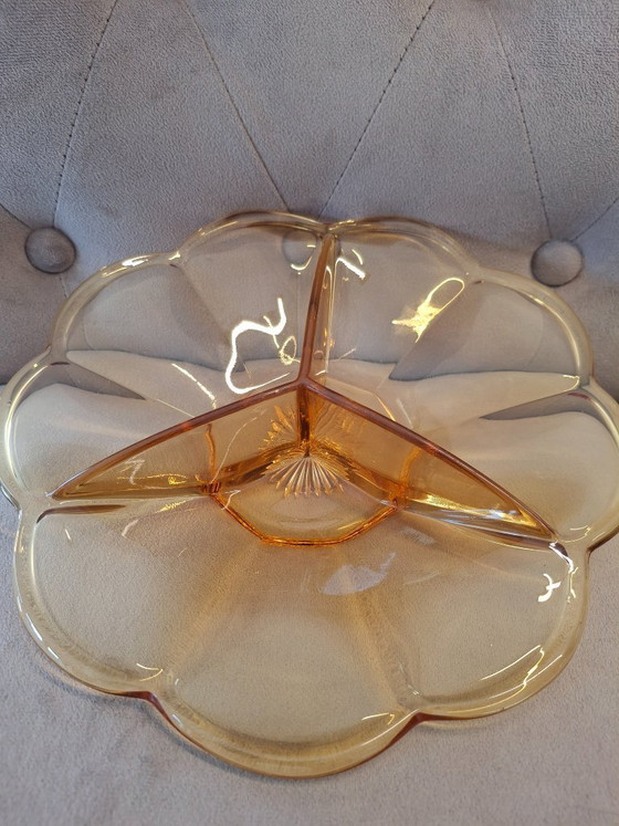 Image 1 of Geteilte Servierschale aus bernsteinfarbenem Pressglas im Mid-Century-Stil.