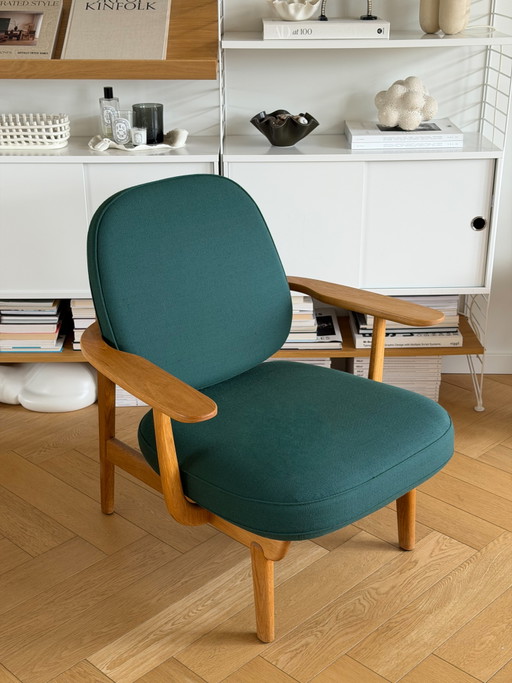 Fritz Hansen Fri™ Lounge Chair van Jaime Hayon – Eiken & Groene Bekleding (2019)