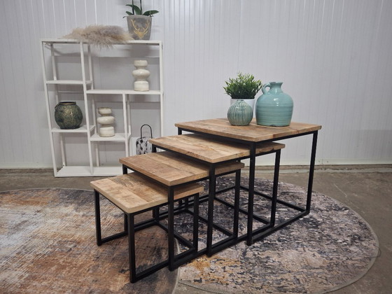 Image 1 of Ensemble de 4 tables basses en bois de manguier et métal, neuves