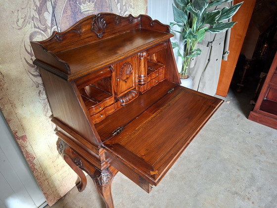 Image 1 of Klassischer Damenschreibtisch aus Mahagoni, Maße: 84 x 44 cm, Höhe: 120 cm.

Schreibhöhe: 75 cm

