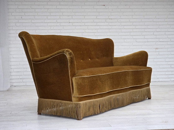 Image 1 of Canapé danois 3 places des années 1960, velours d'ameublement jaune miel, bois de hêtre