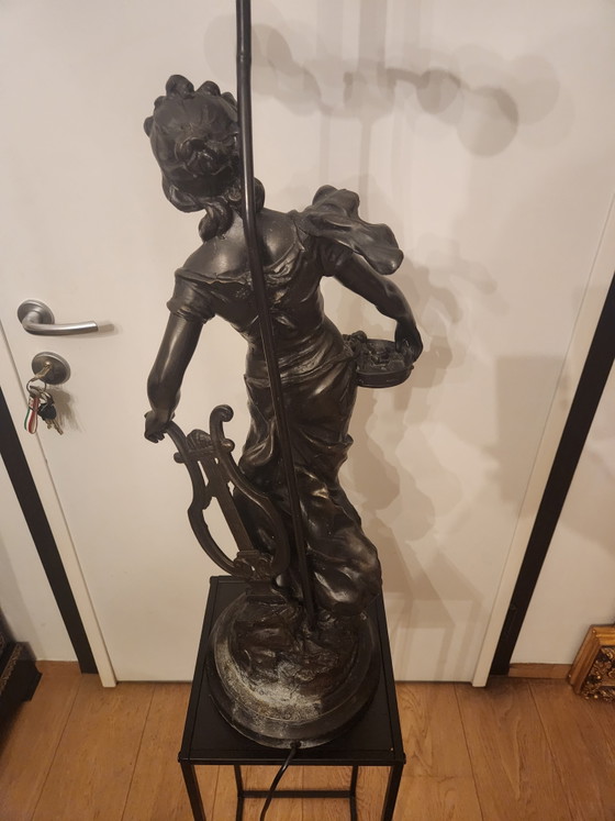 Image 1 of Grote Monumentale Bronzen Lamp / Vloerlamp naar L. & F. Moreau - "Vrouw met lier" met Tiffany-stijl glaskap - 100 cm - 15,5 kg