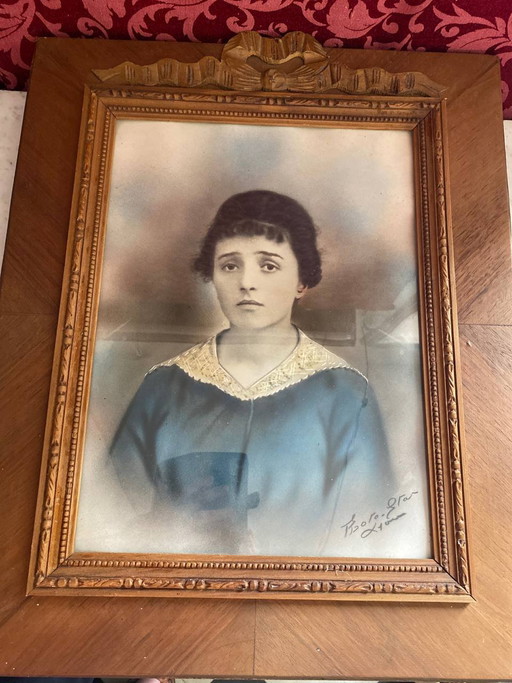 Met de hand bewerkt antiek fotografisch portret van een jonge vrouw, in een gesneden houten lijst. – decoratieve objecten