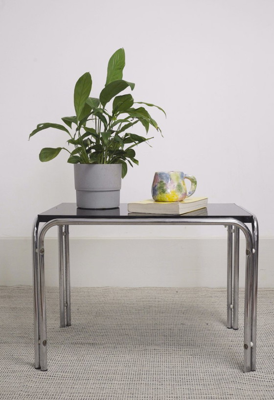Image 1 of Tavolino laterale Bauhaus cromato con piano in acciaio tubolare e MDF nero, panca/mensola in stile Laccio di Marcel Breuer