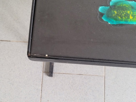 Image 1 of Vintage salontafel/bijzettafel uit de jaren 50 met jachtthema, gemaakt van keramiek en metaal.