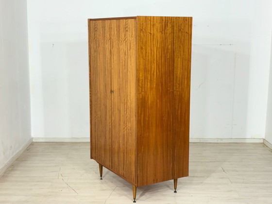 Image 1 of Armadio vintage degli anni '60: impiallacciatura in noce di grande effetto e design di metà secolo.
