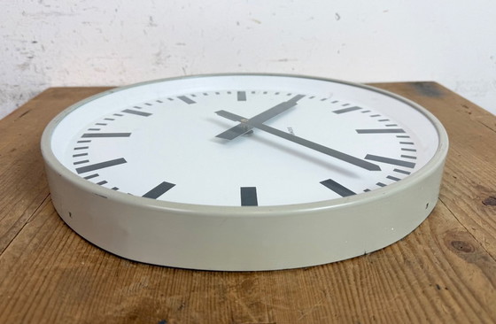 Image 1 of Grijze industriële fabriekswandklok van Siemens, jaren 70.