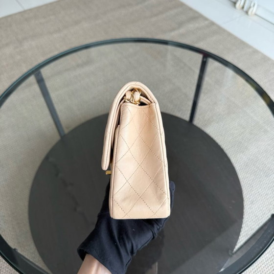 Image 1 of Chanel Classic Flap Medium - 25 cm gewatteerd lamsleer, beige, met gouden details.