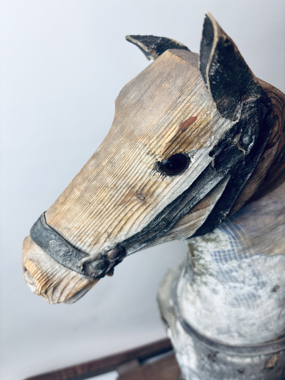 Image 1 of Antico cavallo da tiro in legno su slitta con rivestimento in tessuto e pelle – circa fine XIX/inizio XX secolo