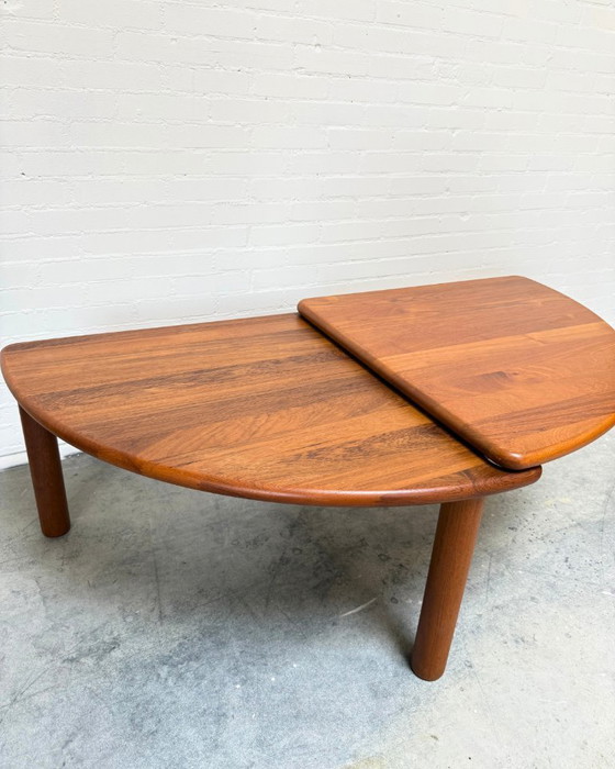 Image 1 of Mesa de centro de teca maciza, atribuida a Dyrlund, Dinamarca, década de 1980.