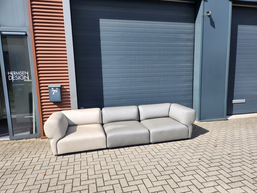 Divano da esterno Butterfly di B&B Italia, disegnato da Patricia Urquiola