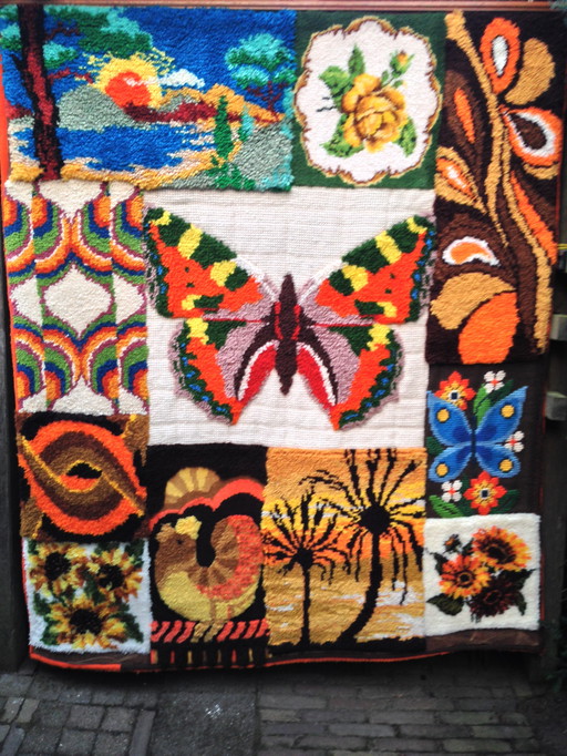 Smyrma vintage avec broderie au sol ou tapisserie des années 1970.
