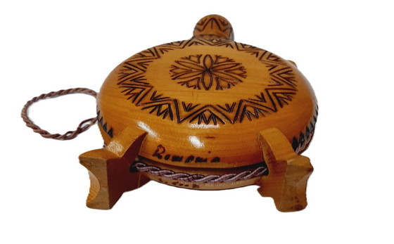 Image 1 of Flacon en bois pyrogravé roumain vintage de 20 cm