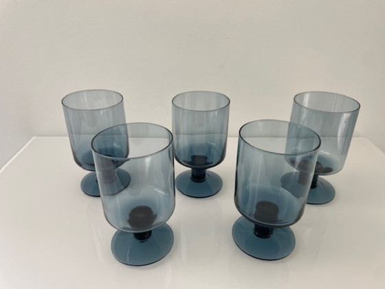 Image 1 of Juego de 5 copas escandinavas con tallo, de cristal ahumado azul.