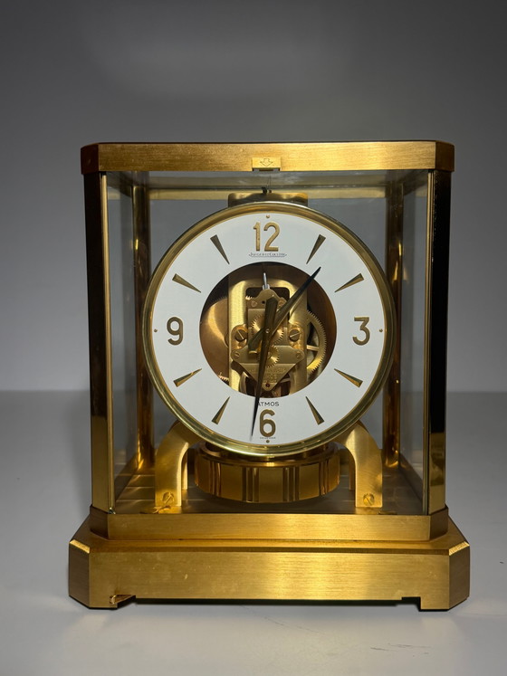 Jaeger-LeCoultre Atmos Calibre 528-8 – Gilt Brass – Swiss Perpetual Motion Clock – Decoration, Wood, Glass (photo 3 of 10)