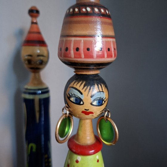 Image 1 of Poupées égyptiennes vintage en bois sur fuseau des années 70. 19 pièces.