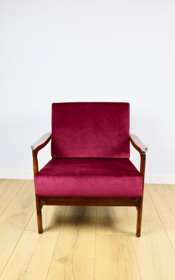 Image 1 of Fauteuil vintage en bois marron et bordeaux framboise, design Z. Bączyk - 2 exemplaires disponibles