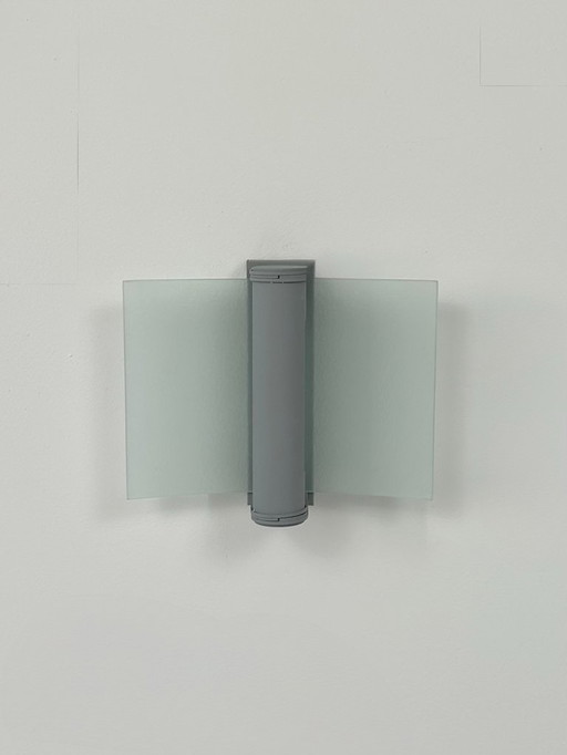 Vintage wandlamp, grijs gelakt metaal en mat gebogen glas, Frankrijk, 1980