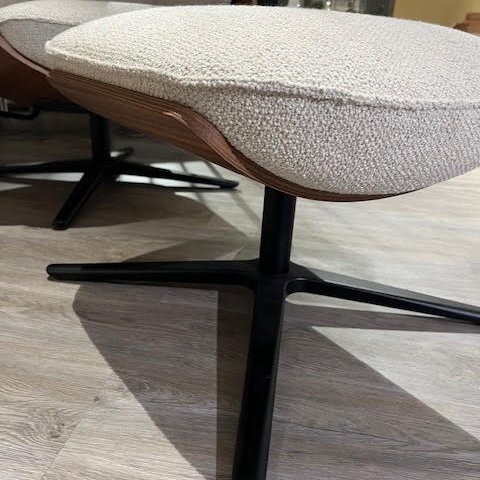 Image 1 of Sillón Leolux color crema con otomana