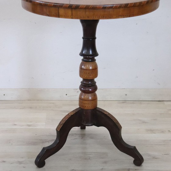 Image 1 of Antieke bijzettafel van notenhout met inlegwerk, Italië, 19e eeuw