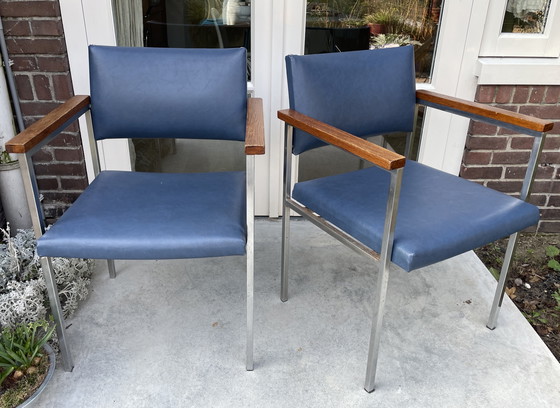 Image 1 of Conjunto de sillas Fröscher KG de mediados de siglo fabricadas en metal precioso, reposabrazos de madera noble y polipiel.