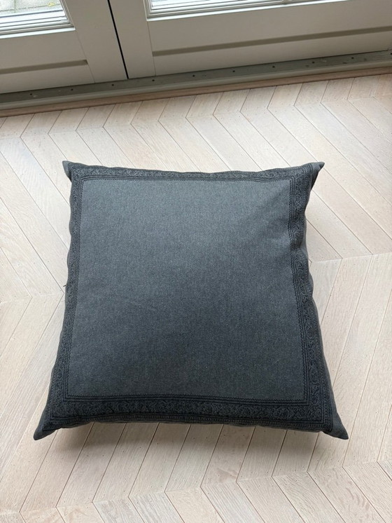 Image 1 of Großes graues Bodenkissen mit schwarzem Paisley-Rand