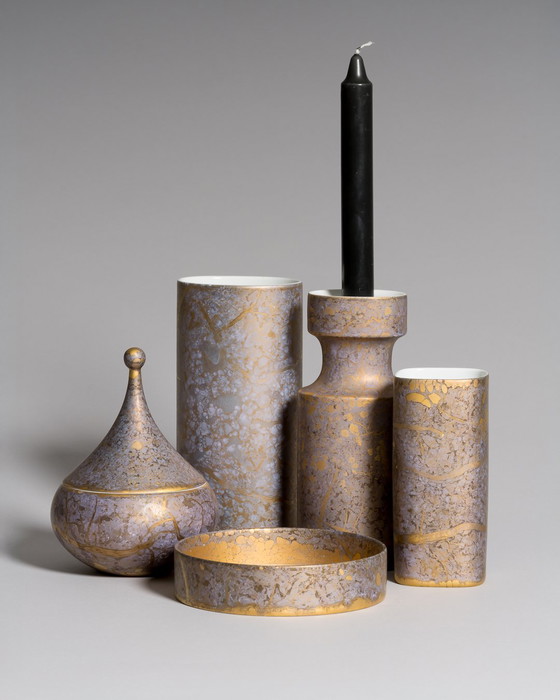 Image 1 of Helmut Drexler per Rosenthal - Gruppo scultoreo di cinque vasi in porcellana - Serie Goldfeuer in grigio lilla e oro