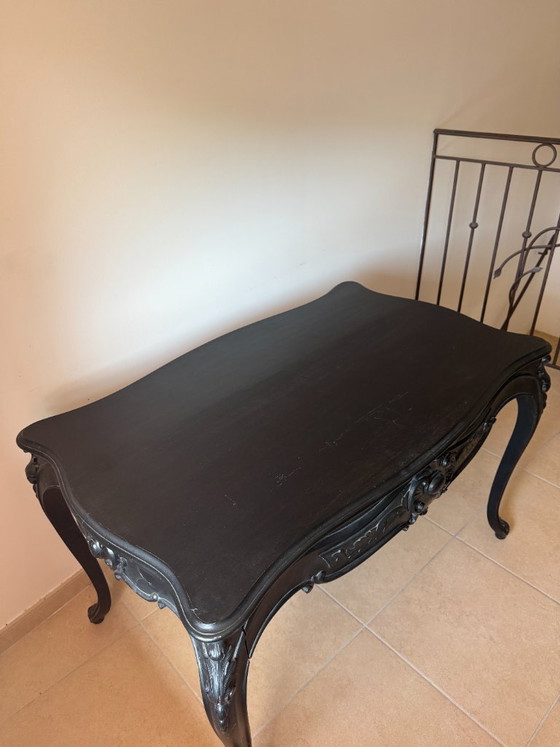 Image 1 of Mesa de comedor/escritorio de estilo barroco en madera de haya negra.