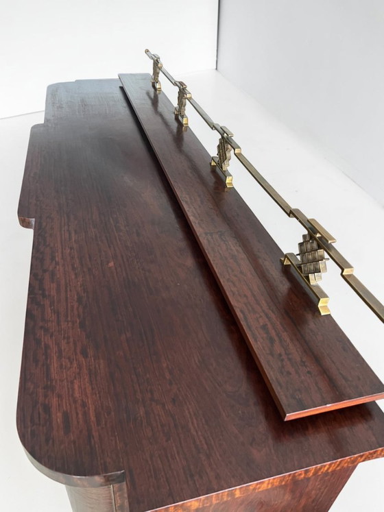 Image 1 of Seltenes Art Déco Sideboard der 30er Jahre – Mahagoni mit architektonischer Messingkrone & ausziehbarer Marmorplatte mit Label
