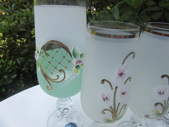 Image 1 of 4 verres bohèmes émaillés peints à la main, dans les tons vert pâle/rose et or, Sklo, vintage