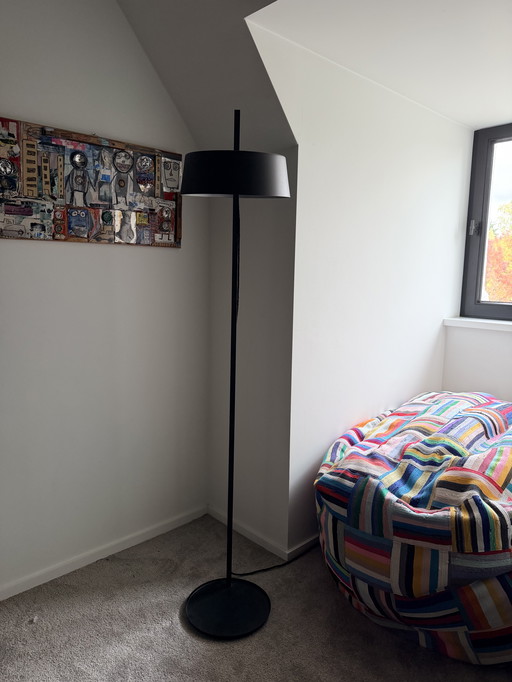 La Relco modern height-adjustable floor lamp