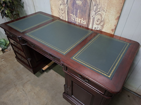 Image 1 of Klassiek Engels bureau, schrijftafel, desk met ingelegd leer afm: 180x80cm en 80cm hoog.

