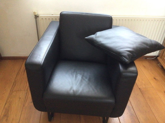 Image 1 of Montél Trial Sessel aus schwarzem Leder, ab 2023.