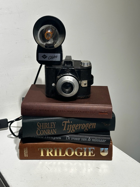 Unique camera table lamp on a stack of books – Glass, Metal (photo 6 of 8)