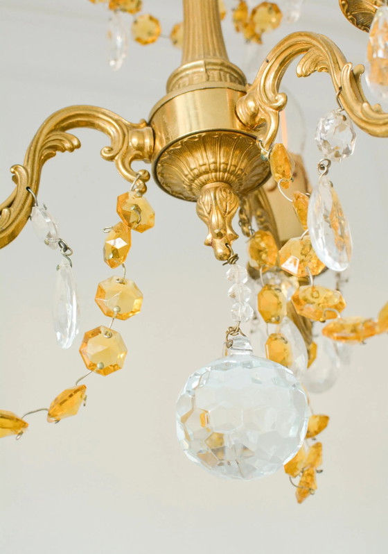 Piccolo Lampadario Francese in Ottone, Cristallo Ambra, 3 Luci, Anni '60 – Crystal, Brass, Parisian Style (photo 6 of 9)