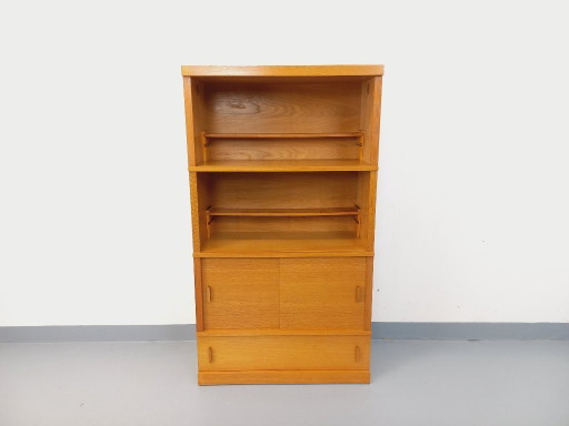 Librería antigua de madera de roble de la década de 1960.