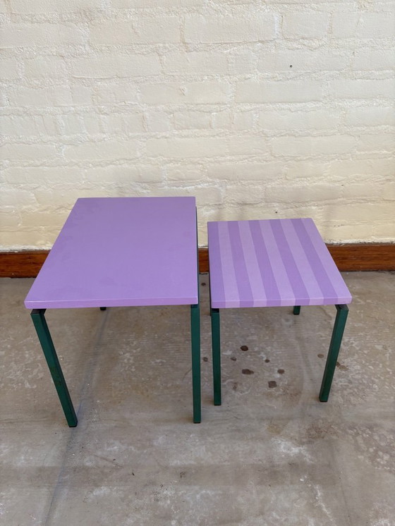Image 1 of Set aus 2 Beistelltischen / Pflanzentischen, lila gestreift