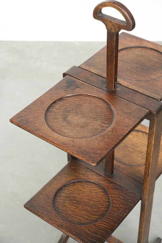 Image 1 of Schöner englischer Beistelltisch/Kuchenständer aus Eiche aus dem späten 19./frühen 20. Jahrhundert