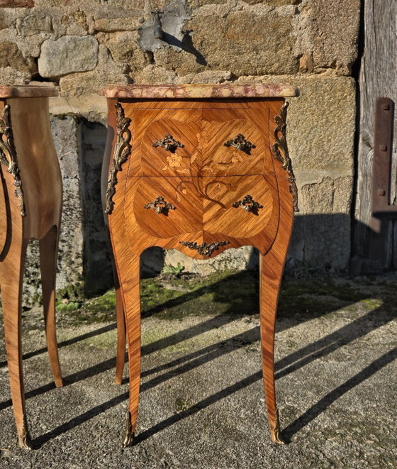 Image 1 of Set van 2 Franse vintage marqueterie nachtkastjes - Marmeren en houten nachtkastjes - Louis XV-stijl - jaren 70